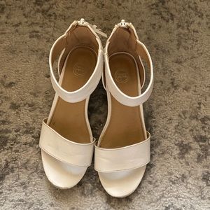 Girl’s Wonder nation white sandal size 1